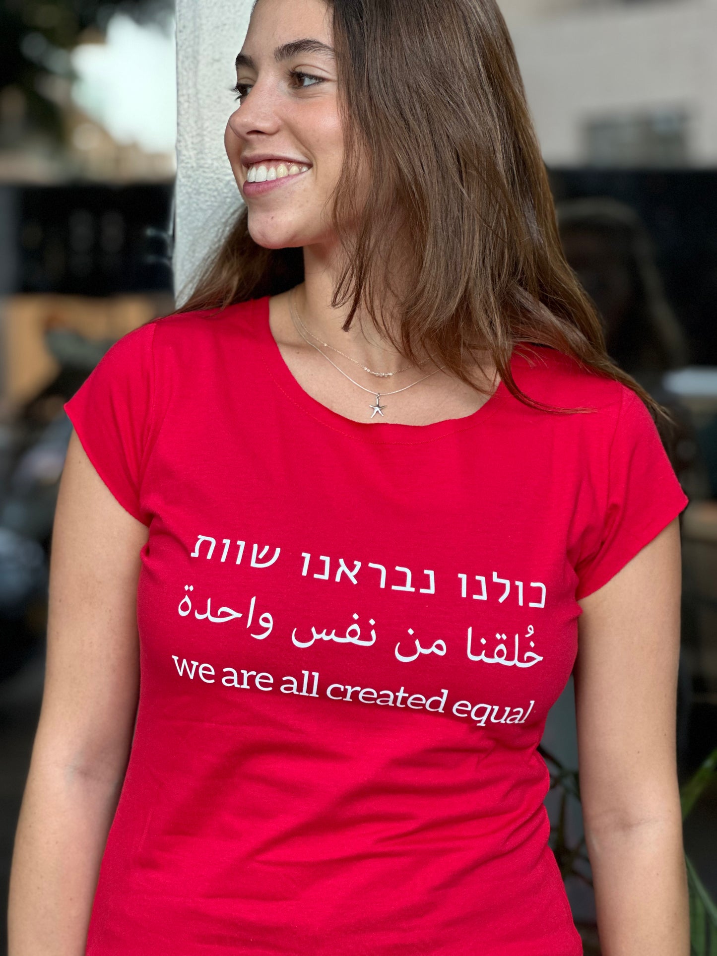 כולנו נבראנו שוות אדומה גזרת נשים